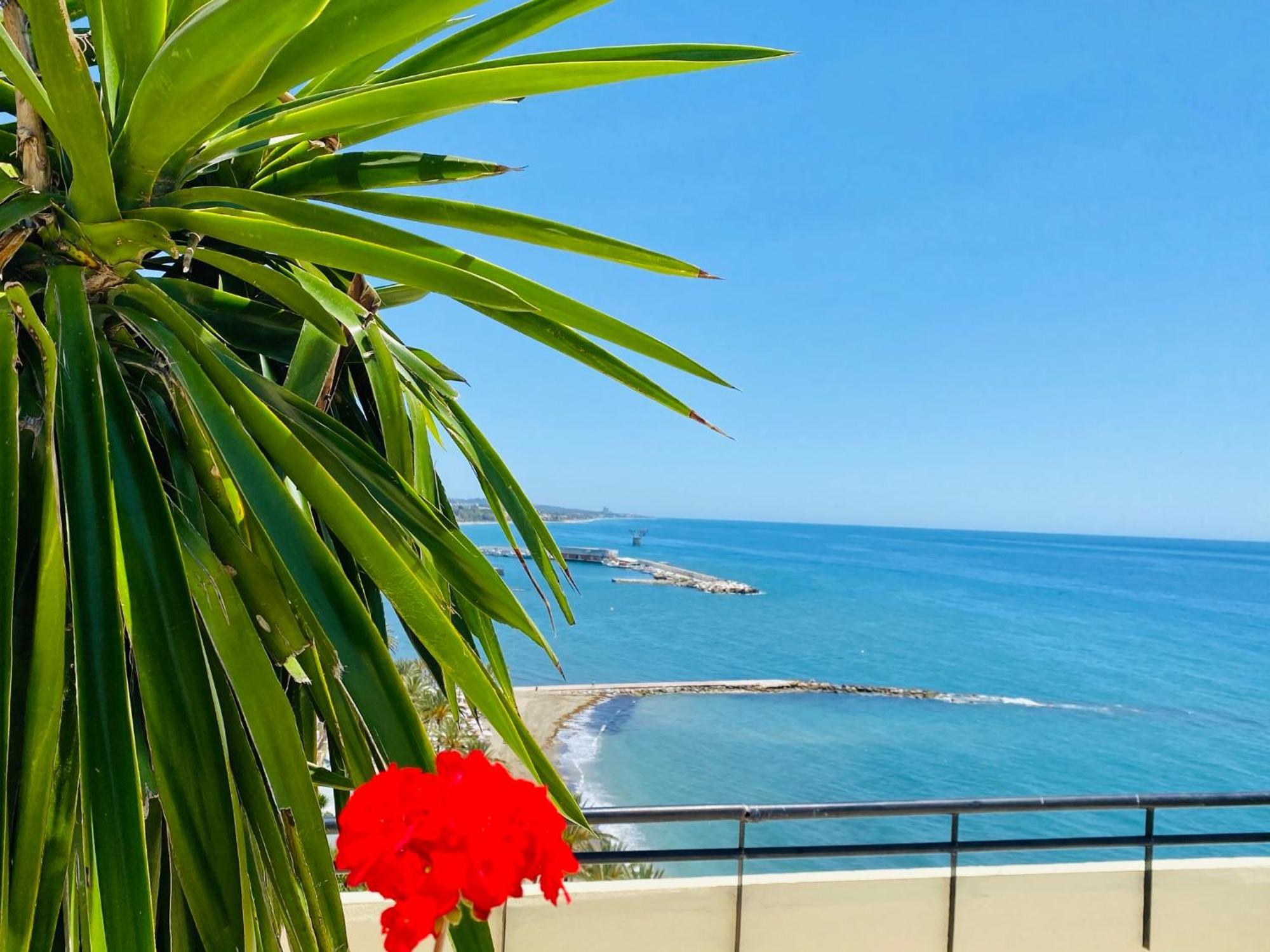 Apartment On The First Line Of The Sea With A View And Free Parking Марбелья Екстер'єр фото
