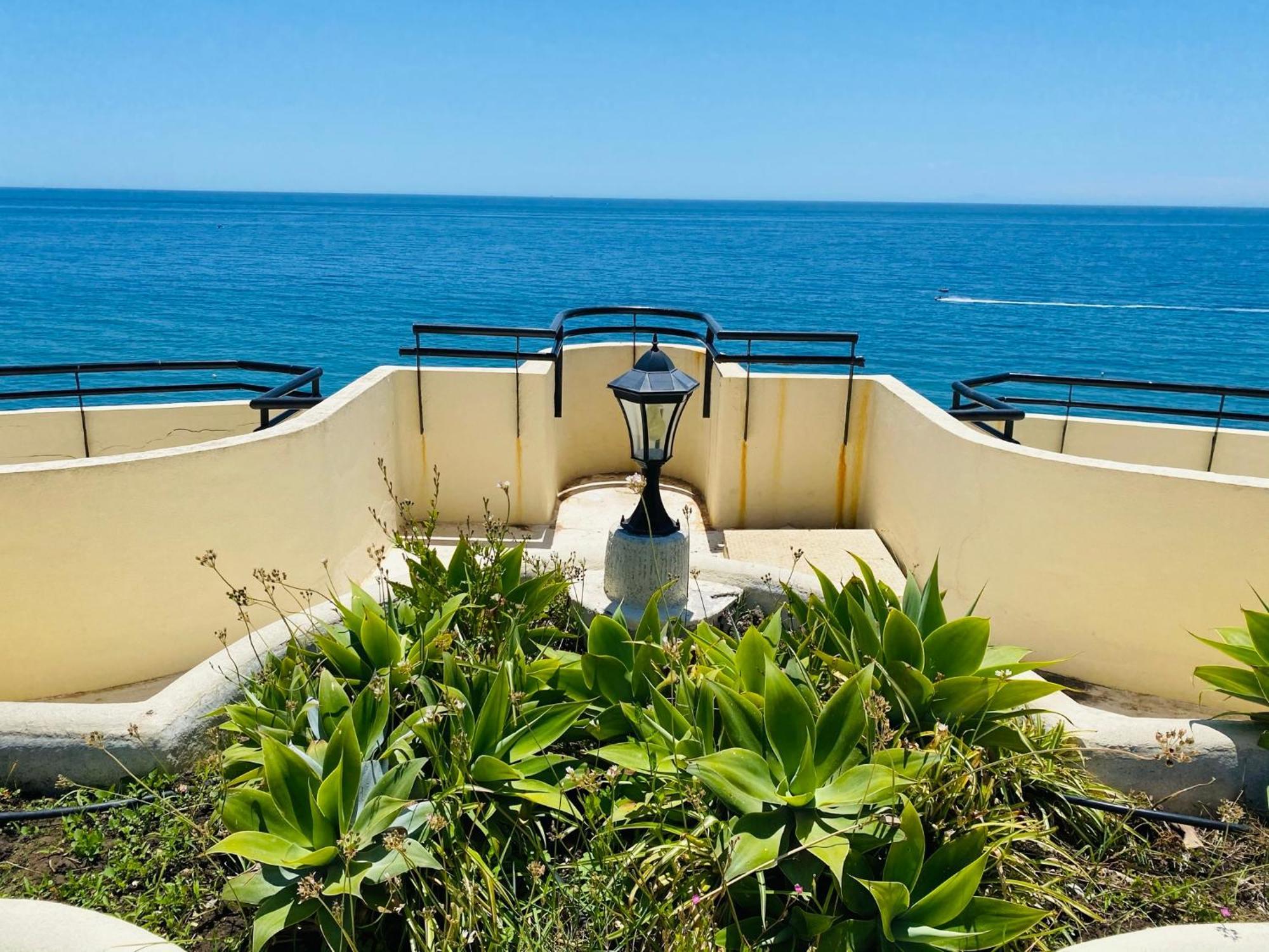Apartment On The First Line Of The Sea With A View And Free Parking Марбелья Екстер'єр фото