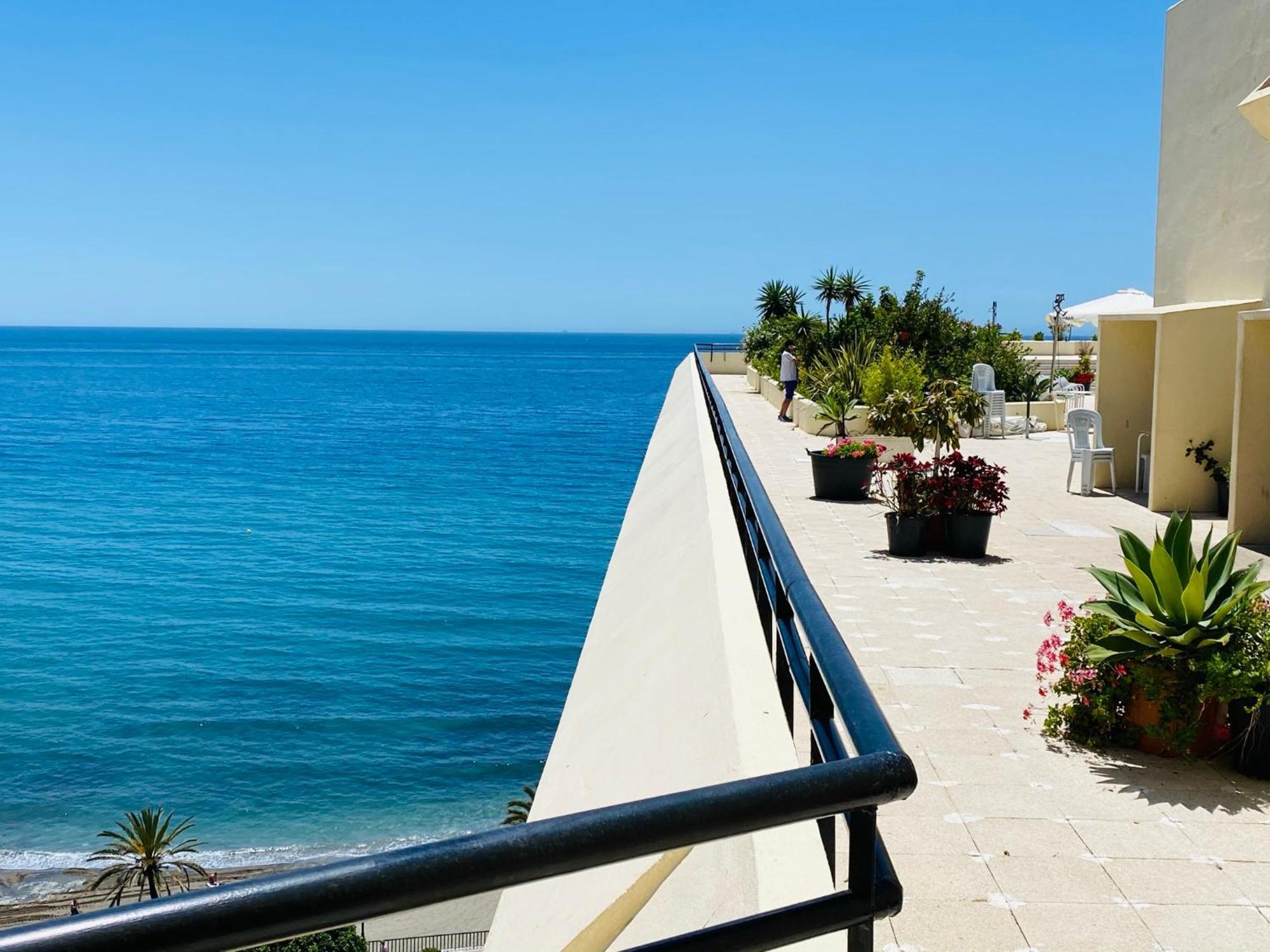 Apartment On The First Line Of The Sea With A View And Free Parking Марбелья Екстер'єр фото