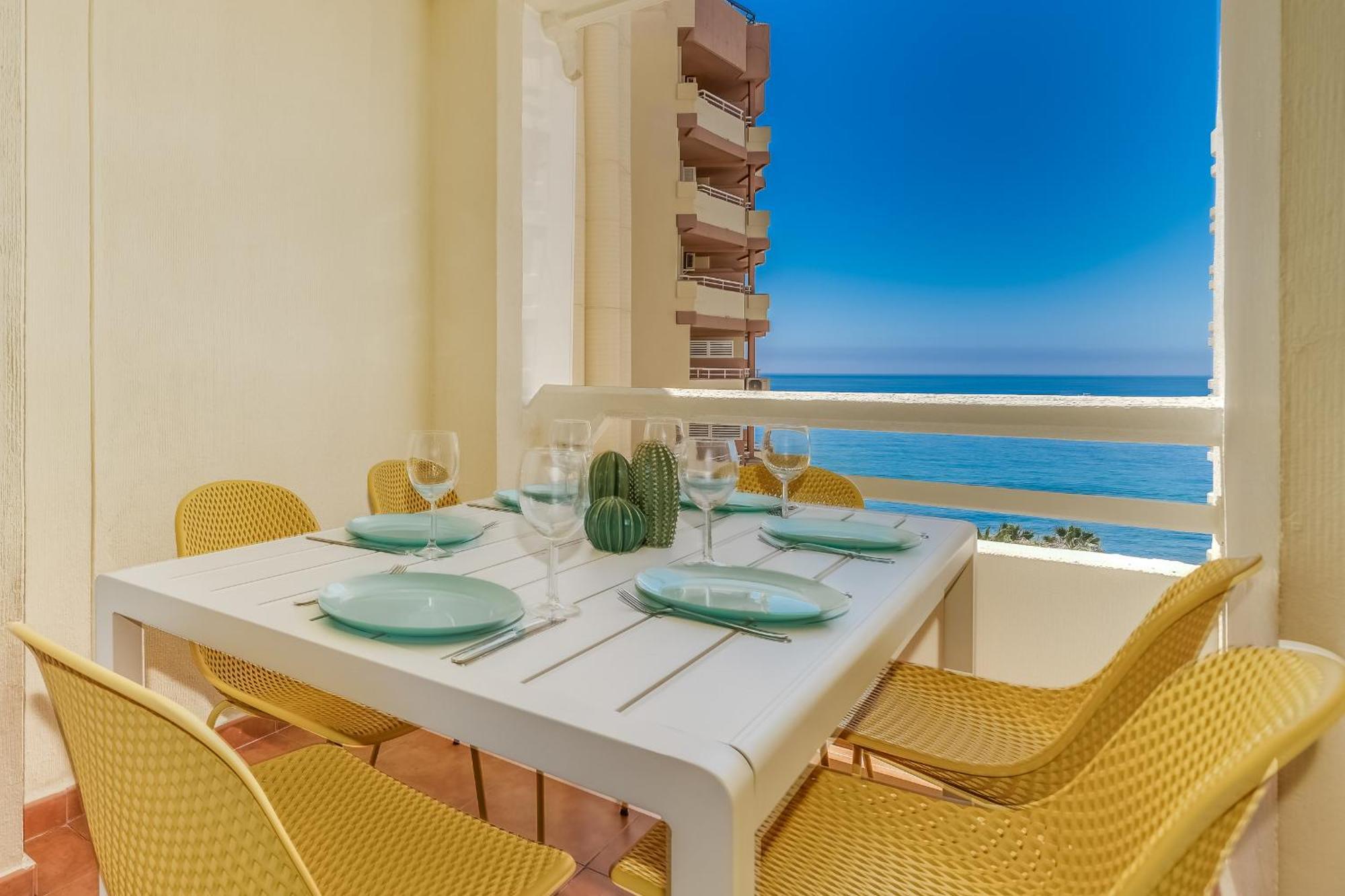 Apartment On The First Line Of The Sea With A View And Free Parking Марбелья Екстер'єр фото