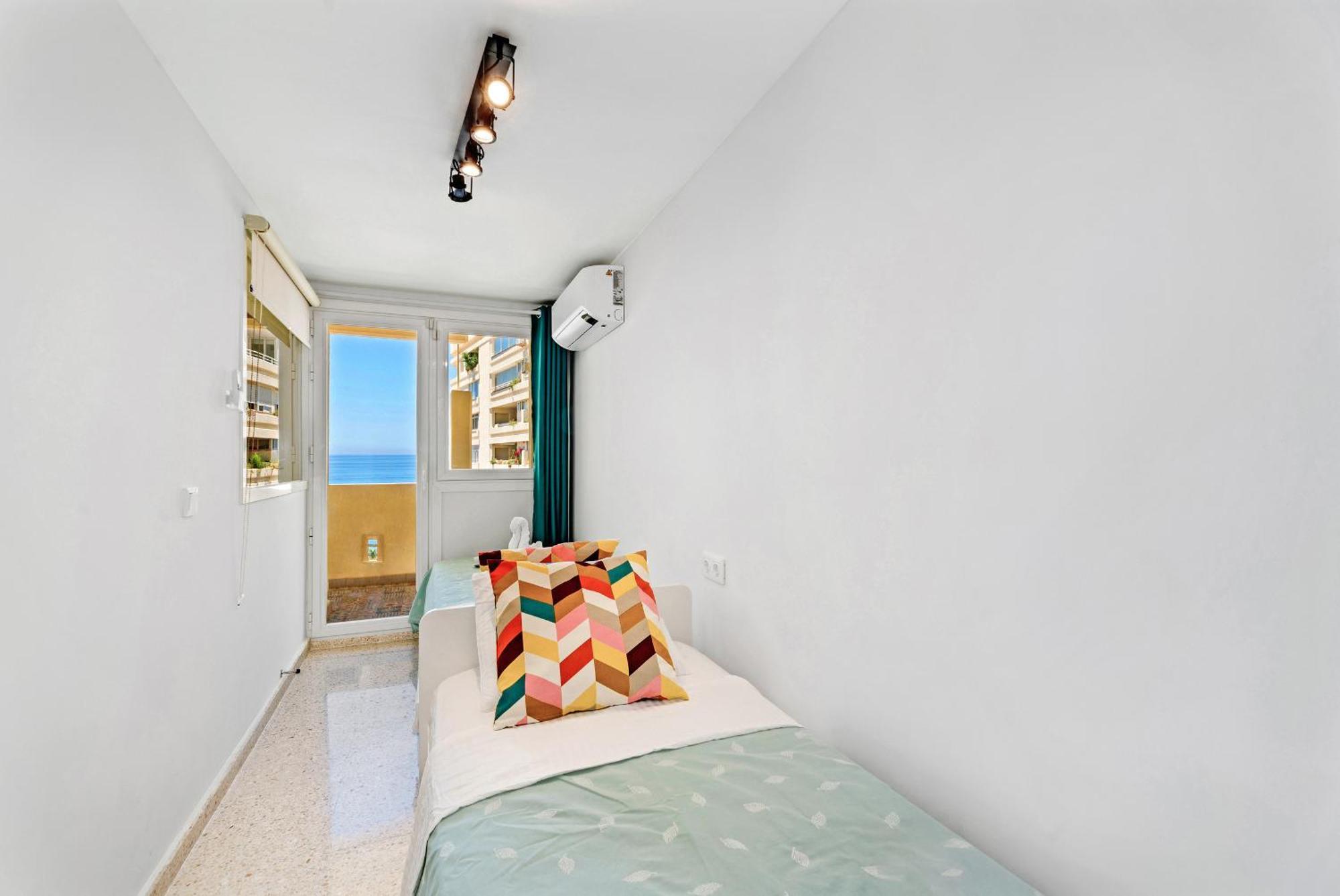 Apartment On The First Line Of The Sea With A View And Free Parking Марбелья Екстер'єр фото